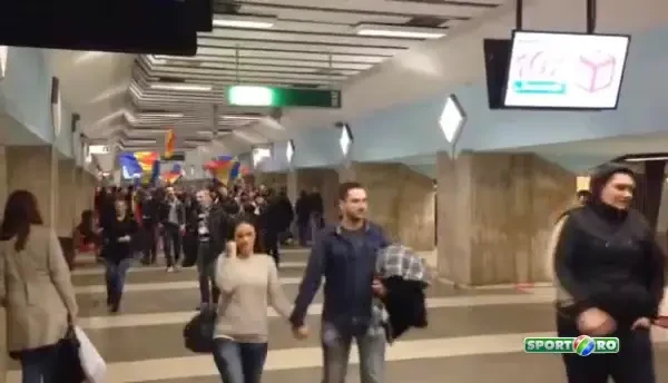 Fanii romani la metrou, inaintea meciului