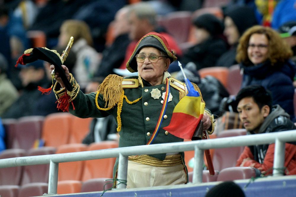 Povestea unica a celui mai TARE suporter de la Romania - Irlanda de Nord: s-a costumat in Napoleon, Pacala si Charlie Chaplin.FOTO_4