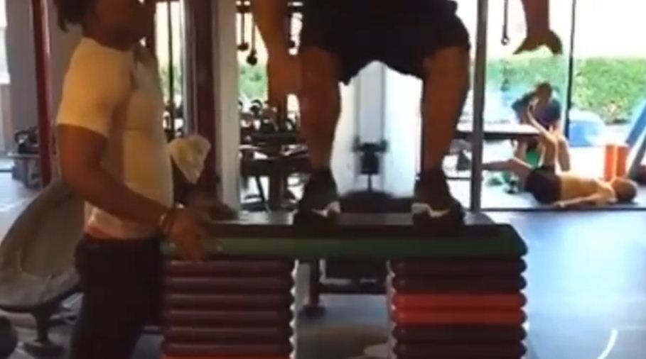 Ronaldo Grasutul este incredibil! Ce poate sa faca in sala de forta in fata unei mese de antrenament! VIDEO
