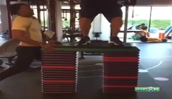 Ronaldo 'Grasutul' este incredibil! Ce poate sa faca in sala de forta in fata unei mese de antrenament! VIDEO
