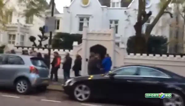 Cozi la consulatul din Londra, unde Dragos Grigore, unul dintre jucatorii lui FC Romania, a fost sa voteze in aceasta dimineata