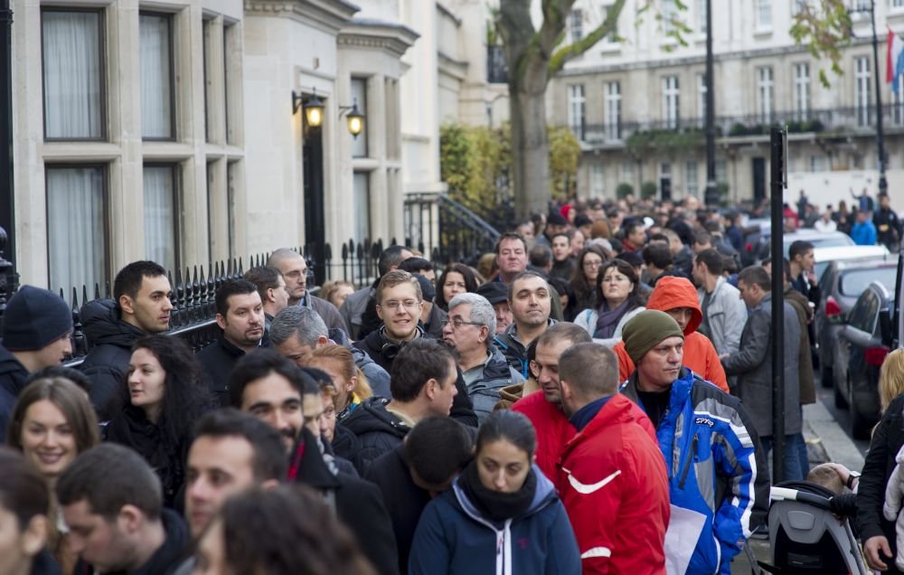 Marturia fotbalistului roman care sta sa voteze de 11 ore la o coada URIASA in Londra! Detalii de ultima ora