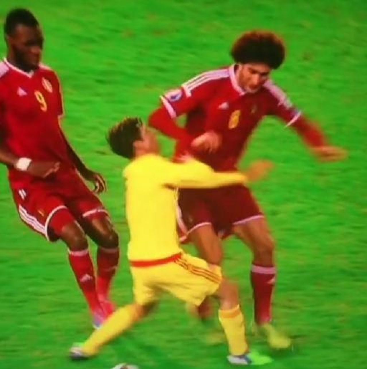 SOCANT! Fellaini a lovit cu cotul ca Muresan! Decizia arbitrului, mai scandaloasa ca a lui Kovacs! FOTO_3