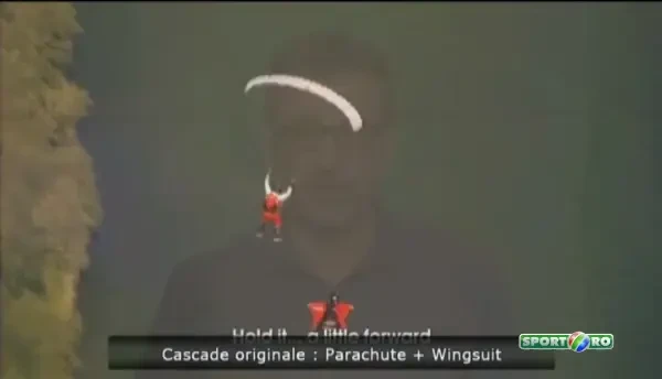 Batman si-a unit fortele cu un parasutist! Ambii au plutit la zeci de metri inaltime! VIDEO