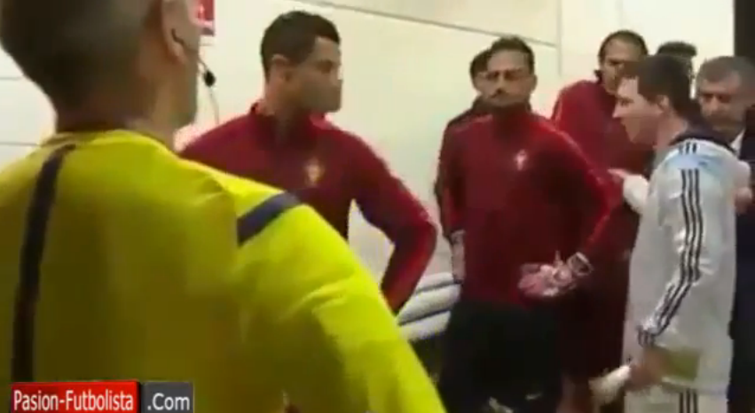 Cel mai asteptat moment aseara pe Old Trafford! Cum au reactionat Messi si Ronaldo cand s-au vazut prima data pe tunel! VIDEO