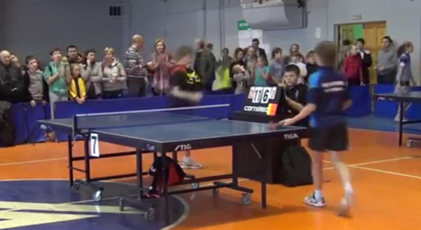 Nici tenisul de masa nu mai este ce-a fost! Un pusti a luat-o razna dupa ce a pierdut si s-a dus direct la arbitru! VIDEO