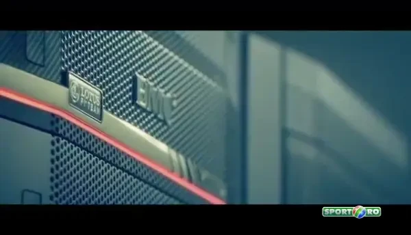 Cascadorie de Cartea Recordurilor! Un camion imens a sarit peste o masina F1 in miscare! VIDEO FABULOS!