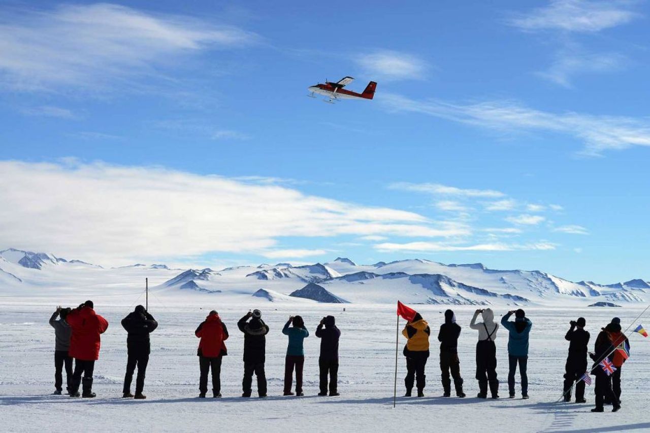 Romanca de la capatul lumii. Consultant bancar, a inceput sa alerge acum 18 luni, azi a cucerit Antarctica in cel mai dur maraton_1