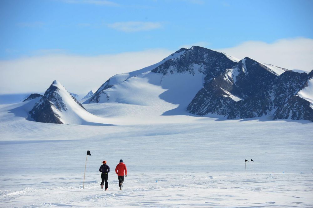 Romanca de la capatul lumii. Consultant bancar, a inceput sa alerge acum 18 luni, azi a cucerit Antarctica in cel mai dur maraton_2