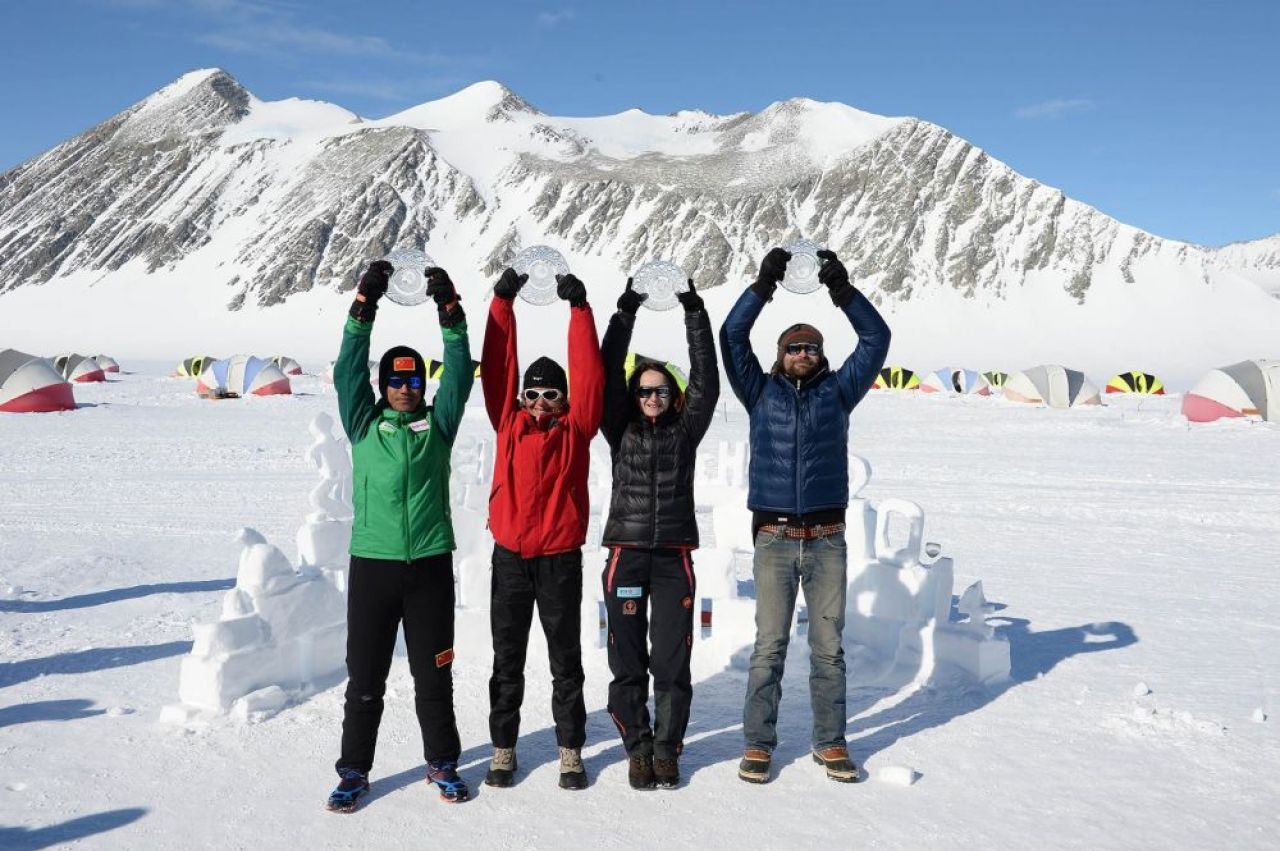 Romanca de la capatul lumii. Consultant bancar, a inceput sa alerge acum 18 luni, azi a cucerit Antarctica in cel mai dur maraton_6