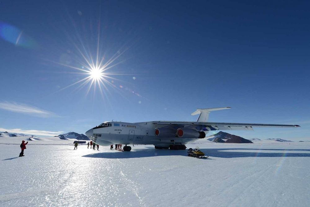 Romanca de la capatul lumii. Consultant bancar, a inceput sa alerge acum 18 luni, azi a cucerit Antarctica in cel mai dur maraton_7