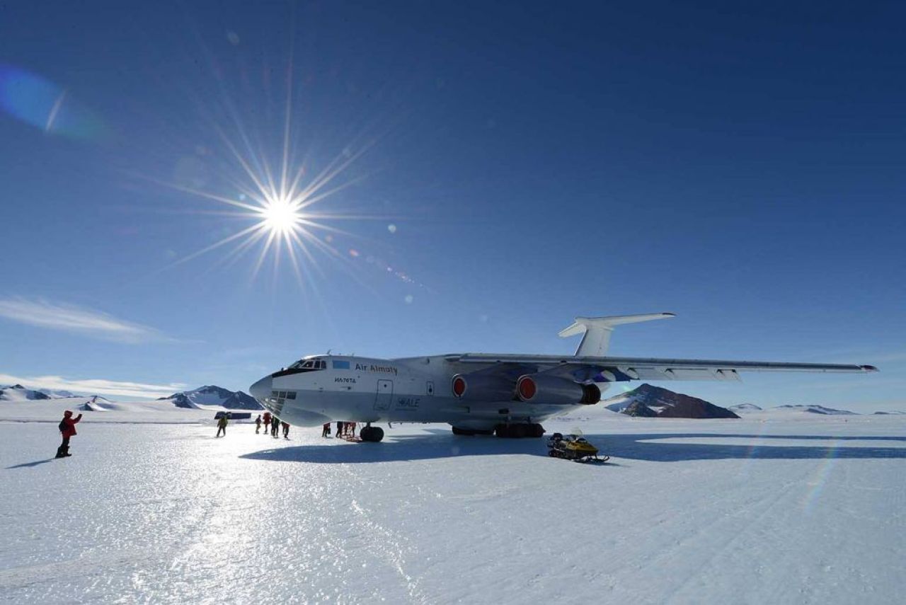 Romanca de la capatul lumii. Consultant bancar, a inceput sa alerge acum 18 luni, azi a cucerit Antarctica in cel mai dur maraton_7