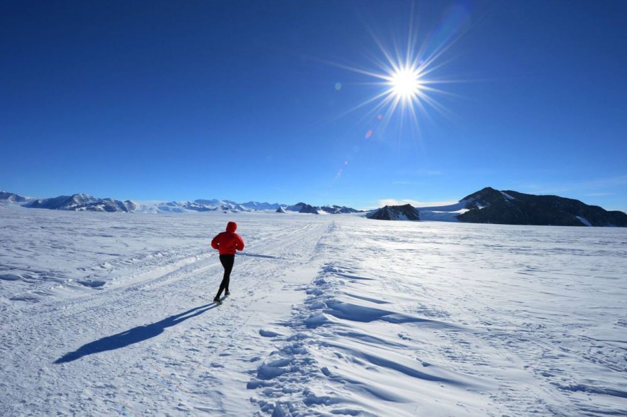 Romanca de la capatul lumii. Consultant bancar, a inceput sa alerge acum 18 luni, azi a cucerit Antarctica in cel mai dur maraton_11