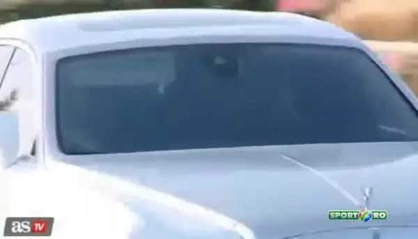 Ronaldo si-a luat LIMUZINA de 250.000 de euro! Fanii Realului au inceput sa alerge pe sosea cand l-au vazut. VIDEO