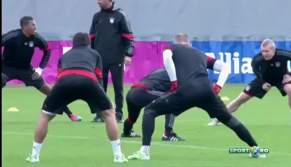 Cel mai greu moment al antrenamentului :) Ribery a fost pus sa treaca prin TUNELUL GROAZEI! Ce i-au facut colegii - VIDEO