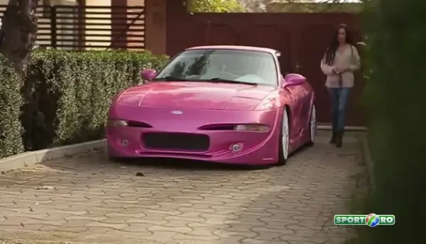 VIDEO Femeia din Romania cu masina roz, pasionata de drifturi! Masina i-a luat FOC in timpul competitiei in urma cu cateva zile