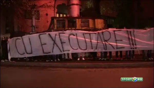 VIDEO: Zeci de suporteri au mers dupa Capra la DIICOT! "La multi ani cu executare" / "Capra, la puscarie!"
