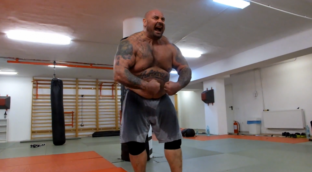 Gat de TAUR! Sandu Lungu isi pune toate cele 150 de kilograme in musculatura gatului! Cum se antreneaza pentru meciul cu Mighty Mo_2