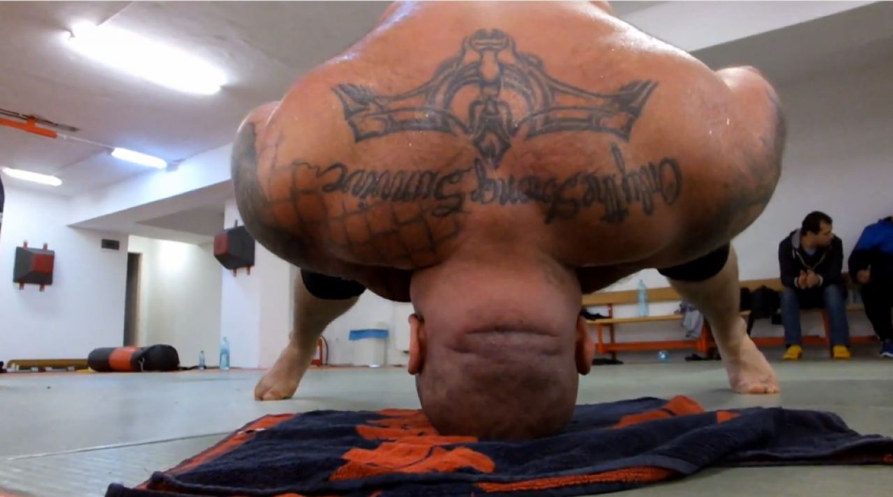 Gat de TAUR! Sandu Lungu isi pune toate cele 150 de kilograme in musculatura gatului! Cum se antreneaza pentru meciul cu Mighty Mo_4