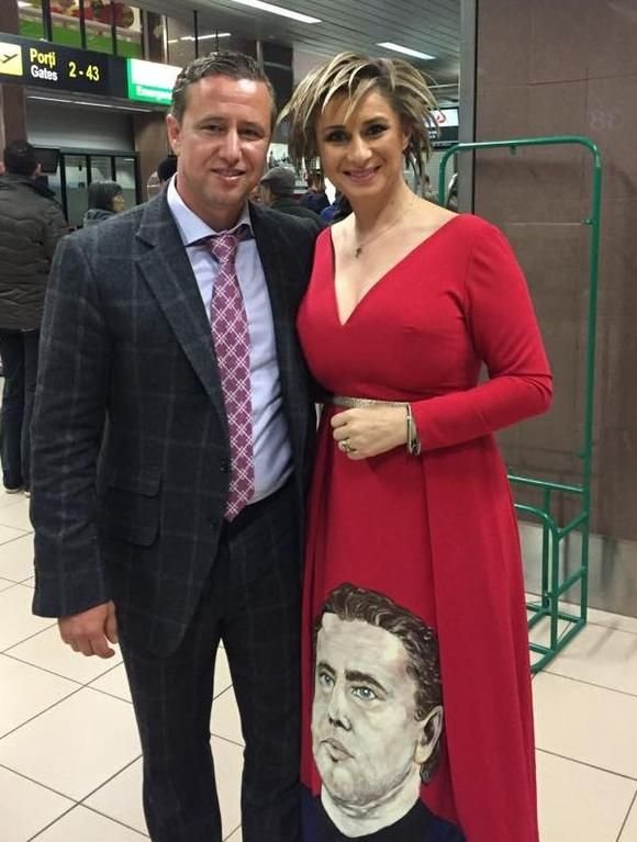 Toata lumea s-a oprit sa o vada! Anamaria Prodan, aparitie SOC in public cu rochia pe care e pictata fata lui Reghe! FOTO