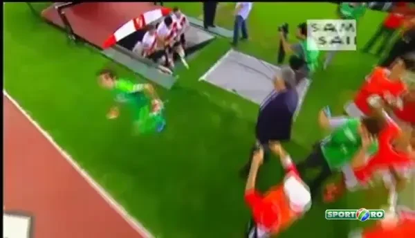 Atmosfera SENZATIONALA la River-Boca! Un jucator a ratat penalty din cauza laserelor, River s-a calificat in finala. VIDEO