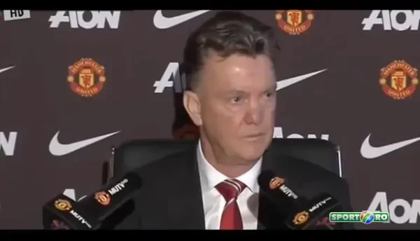 Momentul in care Van Gaal a scos foaia si i-a CERTAT pe angajatii lui United. Cum l-a imitat olandezul pe Iordanescu. VIDEO