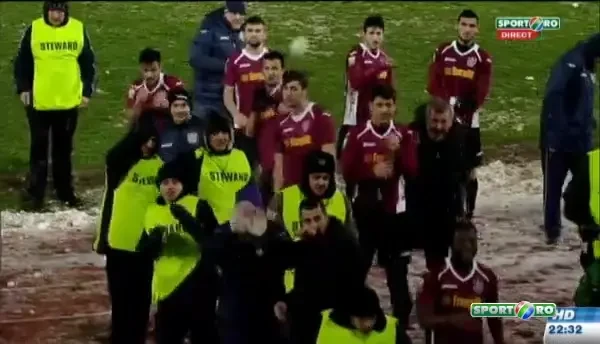 Scene INCREDIBILE la finalul meciului! Jucatorii de la CFR s-au luat la bataie cu bulgari cu fanii lui Mioveni. VIDEO