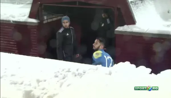 Imaginile care nu s-au vazut la TV: portarul Mioveniului ii bombardeaza pe jucatorii CFR-ului alaturi de suporterii din tribune!