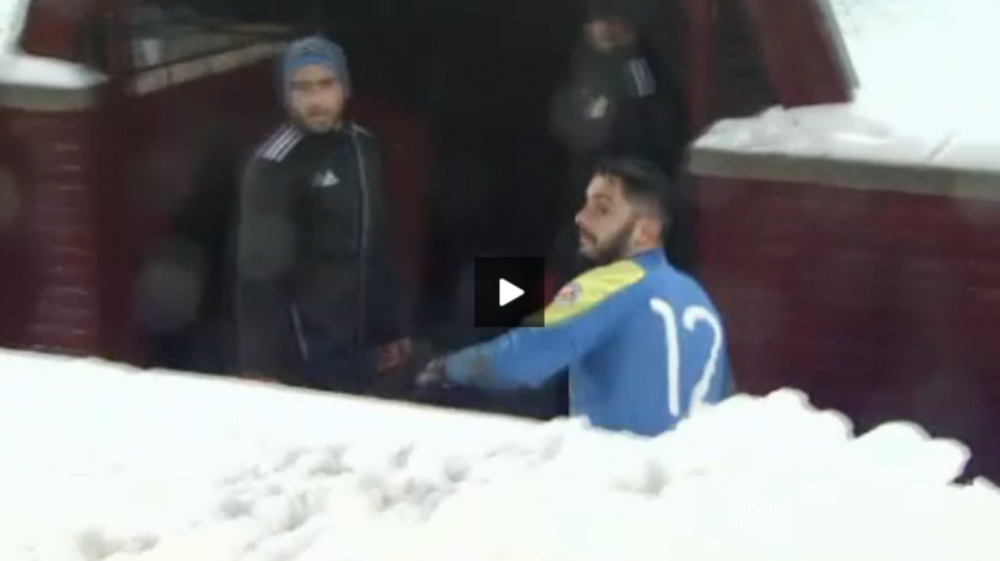 Imaginile care nu s-au vazut la TV: portarul Mioveniului ii bombardeaza pe jucatorii CFR-ului alaturi de suporterii furiosi: VIDEO