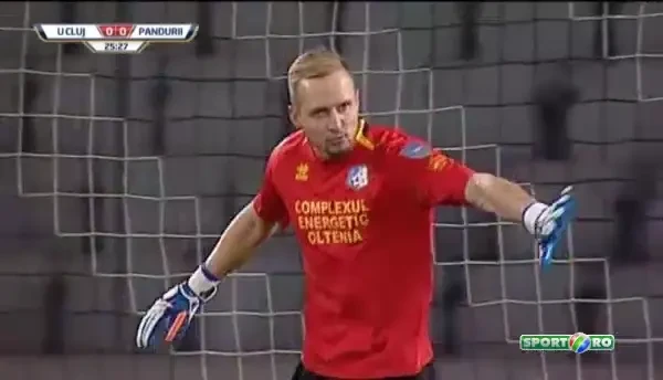 Gliwa scoate cu dificultate sutul lui Raul Costin din lovitura libera!