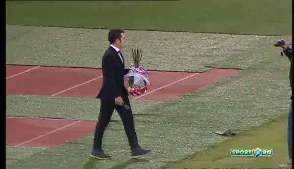 MOMENT SENZATIONAL la pauza meciului U Cluj - Pandurii! Un fan s-a pus in genunchi si a cerut-o de sotie pe iubita lui! Raspunsul