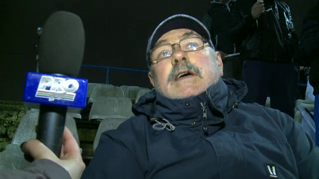 Imagini senzationale de la Craiova! Cum au fost asteptati jucatorii inainte de meci. Un fan a venit cu lacrimi in ochi la stadion