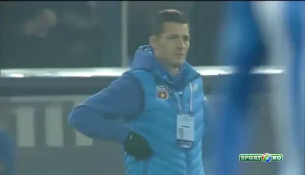 Imaginea inceputului de meci la Craiova! Ce au fost pusi sa faca acesti angajati la marginea terenului :) VIDEO