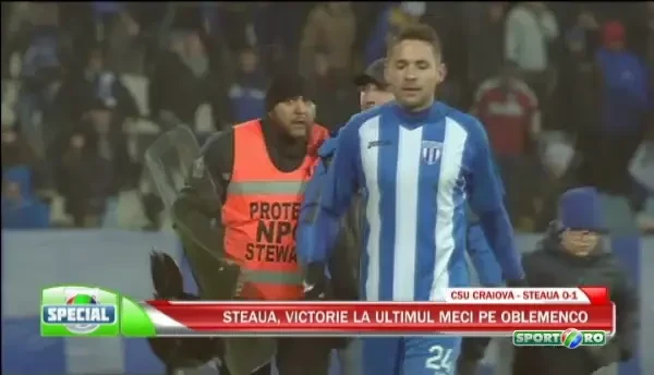 Scene REVOLTATOARE la Craiova! Un suporter LOVIT IN FATA de un steward! Copilul sau a venit in lacrimi sa-l ia de acolo. VIDEO