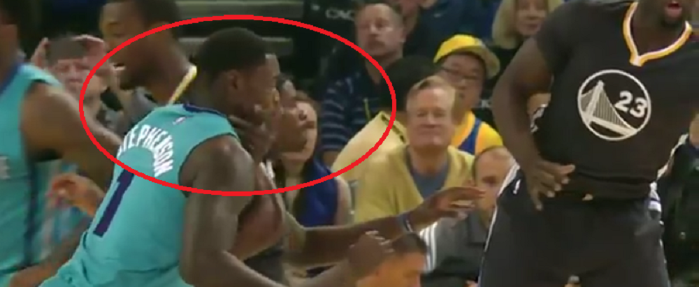 Baschet la Maxx | Cea mai amuzanta faza din NBA: un jucator si-a dat singur o palma si a cerut fault :)) VIDEO