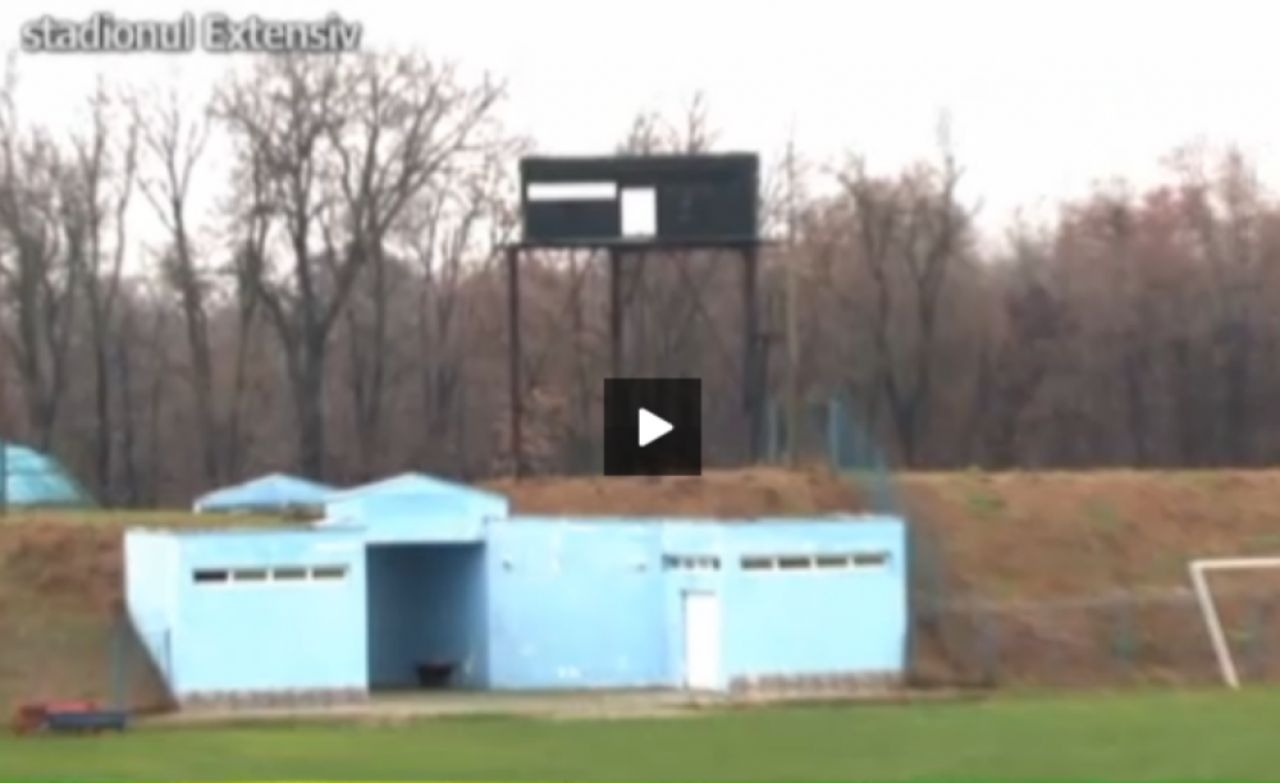 Muica, e jale! Cum arata stadionul pe care Craiova ar trebui sa se mute in retur: peluza e de pamant, la oficiala e dezastru!_3