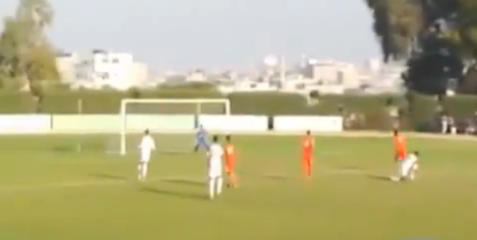 Asta e ultimul loc in care te asteptai sa vezi asa un gol! Sut demential de la centrul terenului, portarul n-a avut nicio sansa