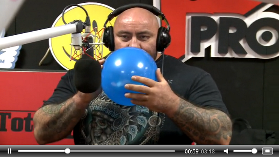 Imagini senzationale cu GIGANTUL Sandu Lungu! Vezi cum vorbeste dupa ce a tras HELIU din balon! Are o voce DEMENTIALA :)) VIDEO