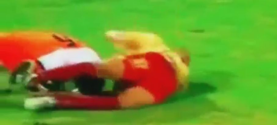 Cel mai CIUDAT FAULT al anului! Erau intinsi pe teren, el i-a facut asta adversarului! Toti au sarit scandalizati. VIDEO