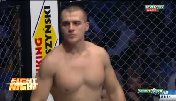 Buzulica este facut KO in prima runda de Joltea, care l-a executat cu zeci de pumni la foc automat