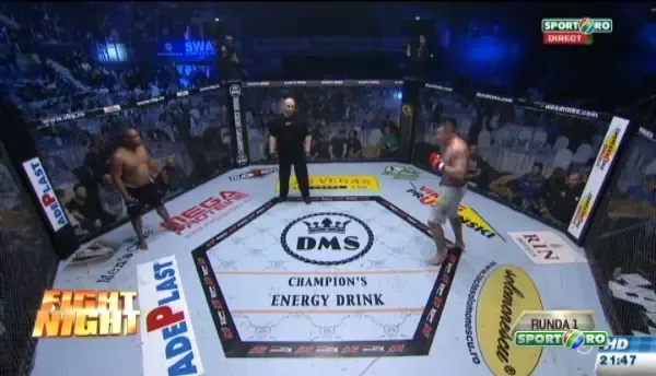 Marian Rusu il face KO pe Tony Louis in primele 20 de secunde. Tony Louis a avut nevoie de aproape un minut sa-si revina.