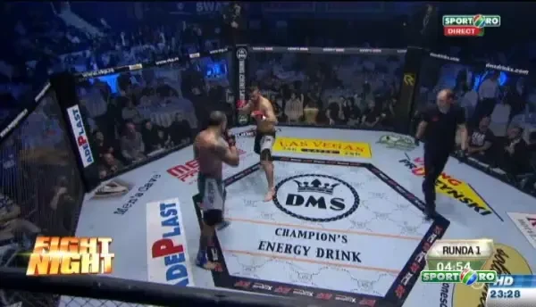 Adi Preda castiga inca din prima runda, dupa ce l-a sufocat cu lovituri pe Finfera