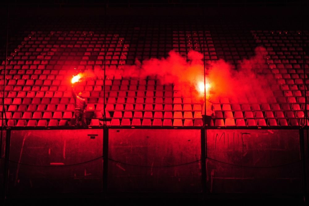 FOTO | Gest impresionant al fanilor rapidisti, aseara, pe stadionul Giulesti! Suporterii au aprins lumanari pentru 