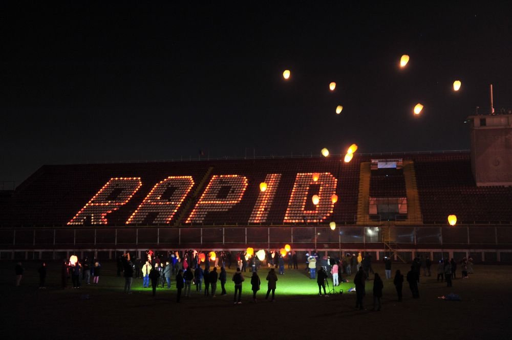 FOTO | Gest impresionant al fanilor rapidisti, aseara, pe stadionul Giulesti! Suporterii au aprins lumanari pentru 