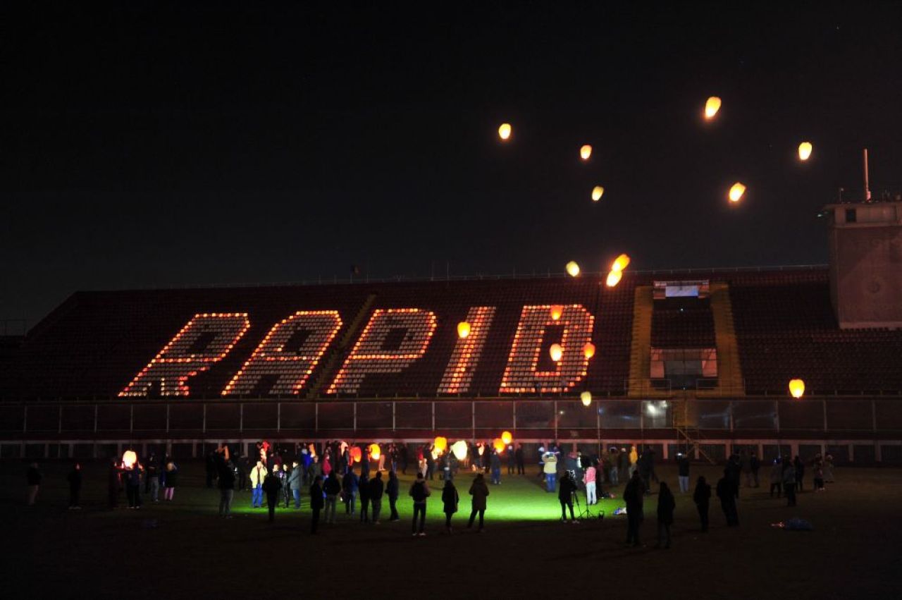 FOTO | Gest impresionant al fanilor rapidisti, aseara, pe stadionul Giulesti! Suporterii au aprins lumanari pentru
