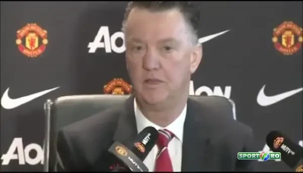 E o urgenta? Momentul in care Van Gaal a fost intrerupt la conferinta de un anunt de la statie. Reactia olandezului. VIDEO