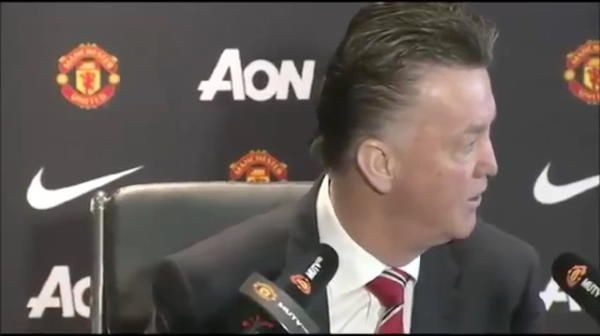 E o urgenta? Momentul in care Van Gaal a fost intrerupt la conferinta de un anunt de la statie. Reactia olandezului. VIDEO