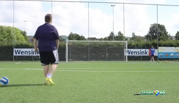 100 de kilograme de talent pur! :) Un grasut face senzatie pe net cu loviturile sale libere! Cum reuseste sa-i eclipseze pe Pirlo si Ronaldo