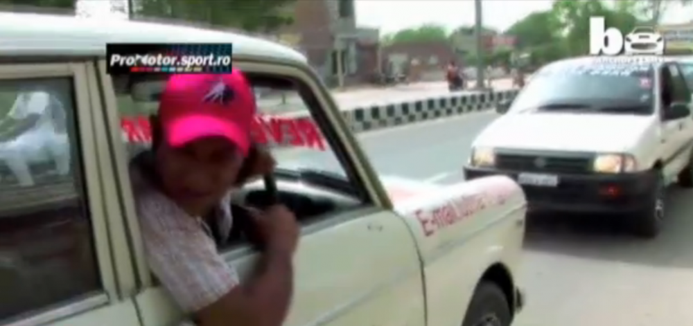 &nbsp;S-a intors lumea pe dos! Un indian conduce cu SPATELE de 12 ani! De ce a luat aceasta decizie. VIDEO