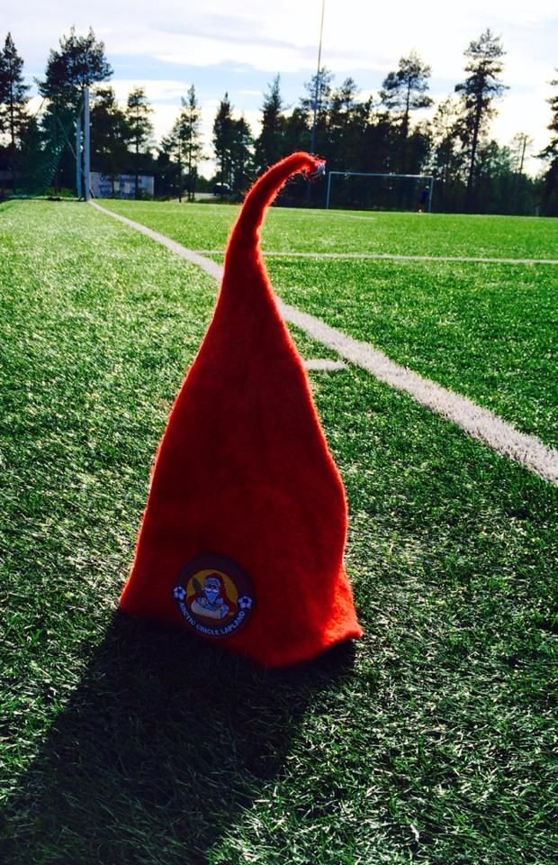 Cum arata singura echipa din lume unde Mos Craciun face tactica inainte de meci. Imagini fantastice cu FC Santa Claus din Finlanda